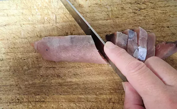 「釣魚で作る「刺身アレンジ」レシピ：ハガツオの梅じそ和え　カツオ系と相性抜群」の画像