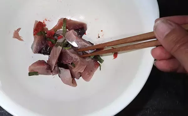 「釣魚で作る「刺身アレンジ」レシピ：ハガツオの梅じそ和え　カツオ系と相性抜群」の画像