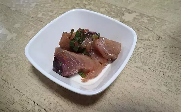 「釣魚で作る「刺身アレンジ」レシピ：ハガツオの梅じそ和え　カツオ系と相性抜群」の画像