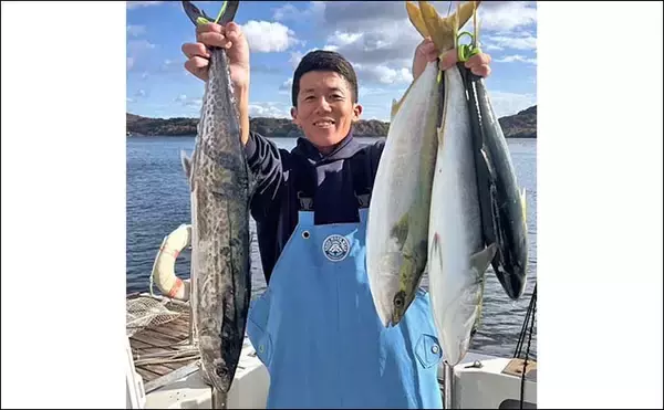 「遠州灘のブリトップゲームでワラサ＆ハマチ好反応【静岡】捕食＆バイト丸見えの9バイト7キャッチ」の画像