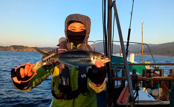 「「40cm超えジャンボイサギ獲った！」天秤カゴフカセ釣りで良型美味魚が続々」の画像