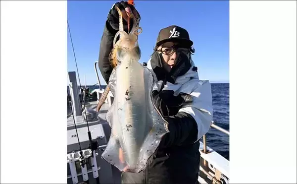 「【沖のルアー釣果速報】志摩沖のティップランエギングで1.2kg良型アオリイカ浮上（三重）」の画像