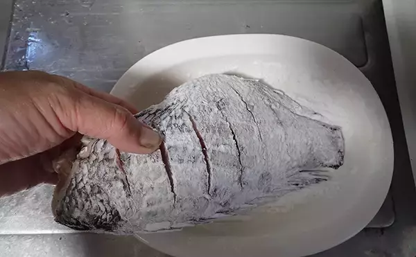 「釣った魚で作る「簡単調理」レシピ：クロダイの揚げ焼き　カリカリに焼いて」の画像