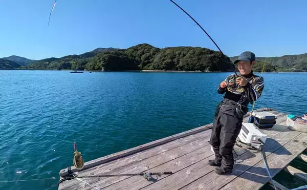 「迫間浦のイカダ釣行でエギングと五目釣りを1日で満喫！【三重】アオリ8匹＆アジ25匹の好釣果」の画像