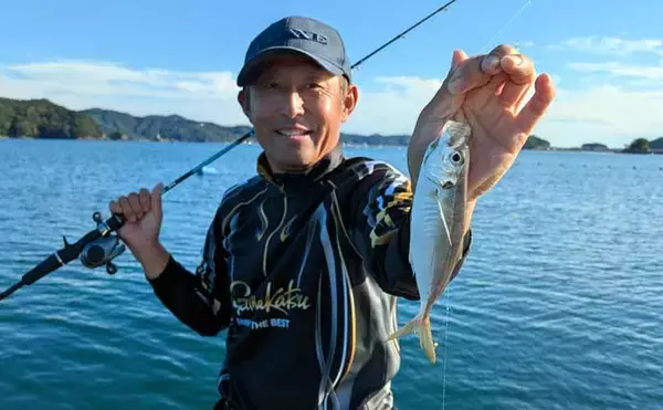 「迫間浦のイカダ釣行でエギングと五目釣りを1日で満喫！【三重】アオリ8匹＆アジ25匹の好釣果」の画像