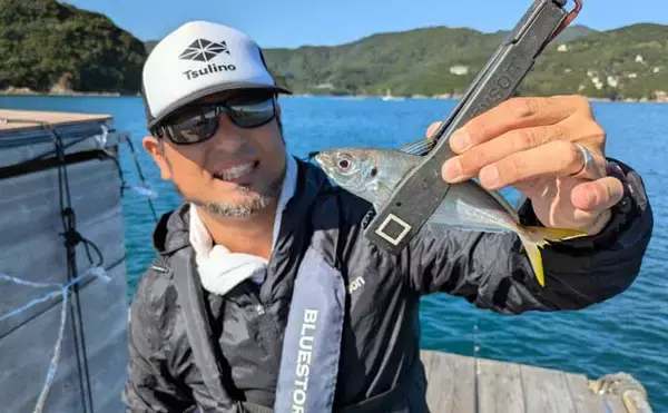 「迫間浦のイカダ釣行でエギングと五目釣りを1日で満喫！【三重】アオリ8匹＆アジ25匹の好釣果」の画像