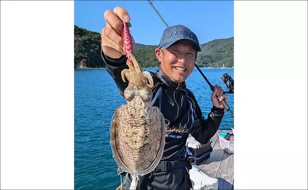 「迫間浦のイカダ釣行でエギングと五目釣りを1日で満喫！【三重】アオリ8匹＆アジ25匹の好釣果」の画像