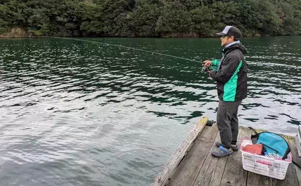 「迫間浦のイカダ釣行でエギングと五目釣りを1日で満喫！【三重】アオリ8匹＆アジ25匹の好釣果」の画像