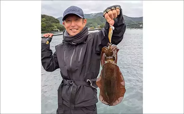 「迫間浦のイカダ釣行でエギングと五目釣りを1日で満喫！【三重】アオリ8匹＆アジ25匹の好釣果」の画像