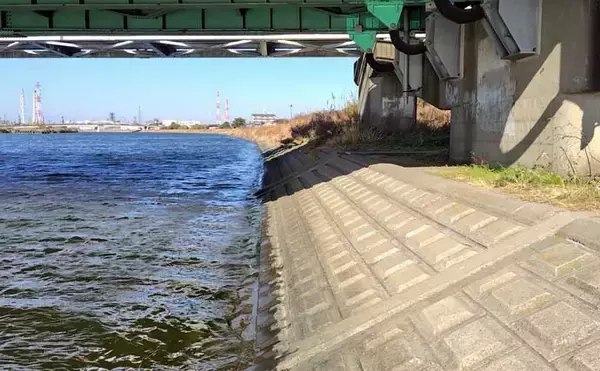 「「ルアーは巻かないが正解！」水温と気温が急上昇した河川でシーバス3連発【養老川】」の画像