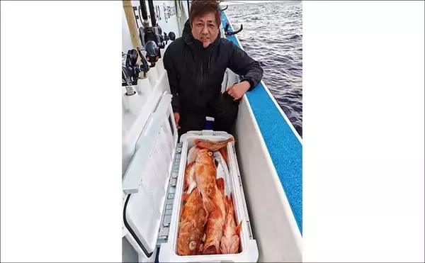 「【沖釣り釣果速報】根魚釣りでボッコ2.5kg好捕！チカメキントキ・レンコダイ交じりクーラー満タン（福岡）」の画像