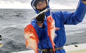 中深海ジギングでキンメダイ6匹キャッチ【太孝丸・静岡】1kgのメタルジグで連発