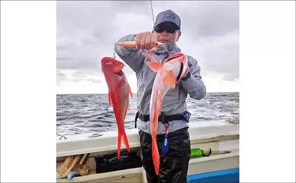 「中深海ジギングでキンメダイ6匹キャッチ【太孝丸・静岡】1kgのメタルジグで連発」の画像