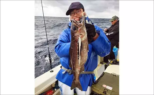 「中深海ジギングでキンメダイ6匹キャッチ【太孝丸・静岡】1kgのメタルジグで連発」の画像