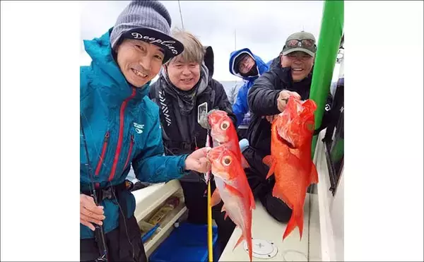 「中深海ジギングでキンメダイ6匹キャッチ【太孝丸・静岡】1kgのメタルジグで連発」の画像