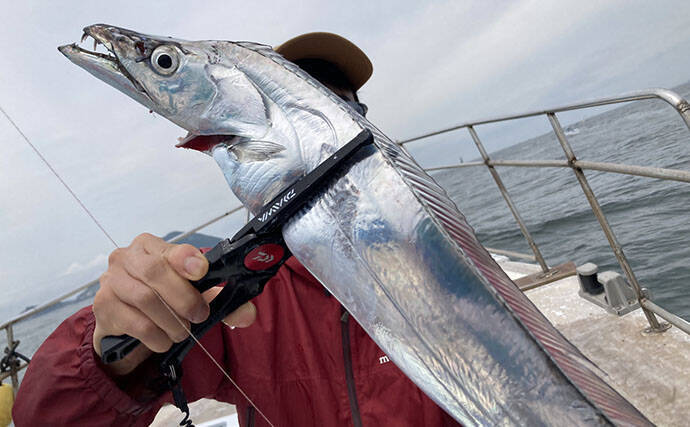 伊良湖水道テンヤタチウオ釣りで指5.5本クラスを筆頭に本命16匹キャッチ【海栄丸】