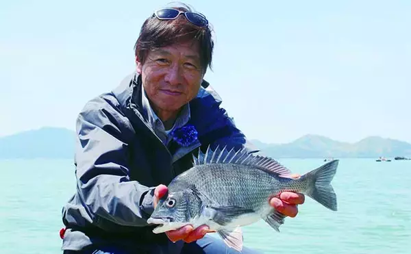 「イカダでのダンゴ釣りで45cm頭にクロダイ好捕【福井・奥城丸渡船】上潮緩むと好機到来」の画像