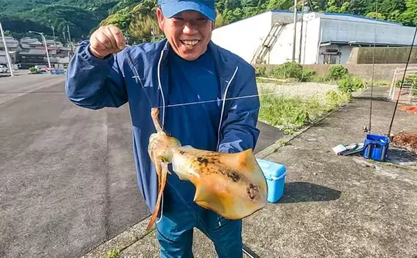 「『ヤエン釣り』で2kg超えアオリイカ手中　唯一無二の釣趣を堪能」の画像