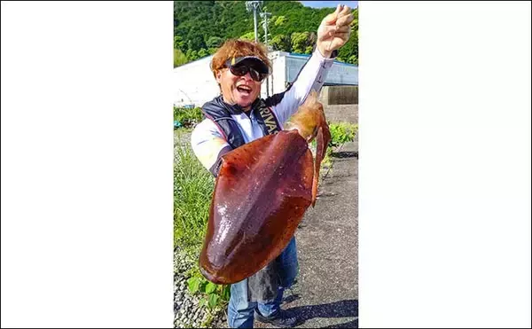 「『ヤエン釣り』で2kg超えアオリイカ手中　唯一無二の釣趣を堪能」の画像