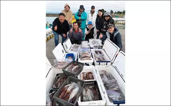 「ハイシーズンの富山湾スルメイカ釣りでトップ150杯超えと絶好調【富山・強神丸】」の画像