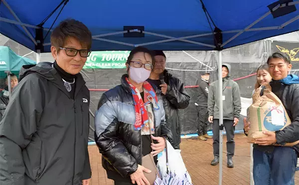 「哀川翔さんが1投目から本命ハゼを手中！ 300人が参加した『三河湾釣り大会』が開催」の画像