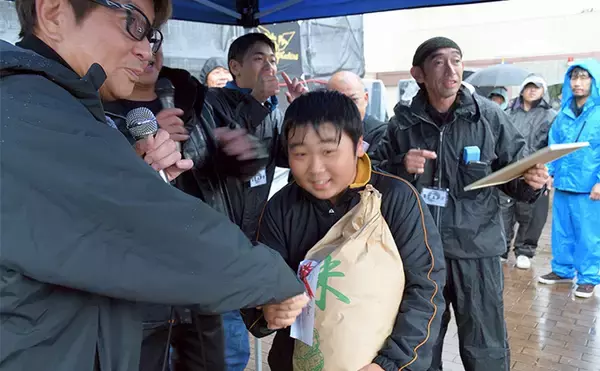「哀川翔さんが1投目から本命ハゼを手中！ 300人が参加した『三河湾釣り大会』が開催」の画像