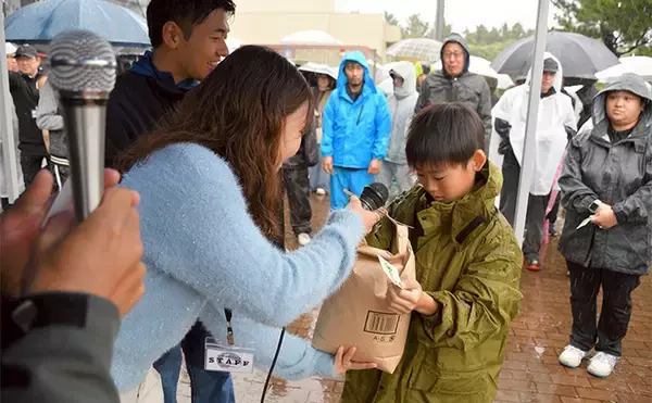 「哀川翔さんが1投目から本命ハゼを手中！ 300人が参加した『三河湾釣り大会』が開催」の画像