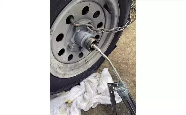 「ボート運搬用トレーラーの重要メンテナンス箇所を解説　海釣り時は特に注意が必要」の画像