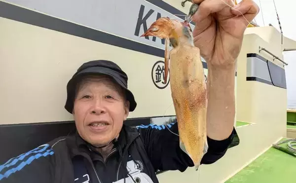 相模湾マルイカ釣りで本命トップ17尾【まごうの丸・神奈川】ムギ・ヤリイカ交じる