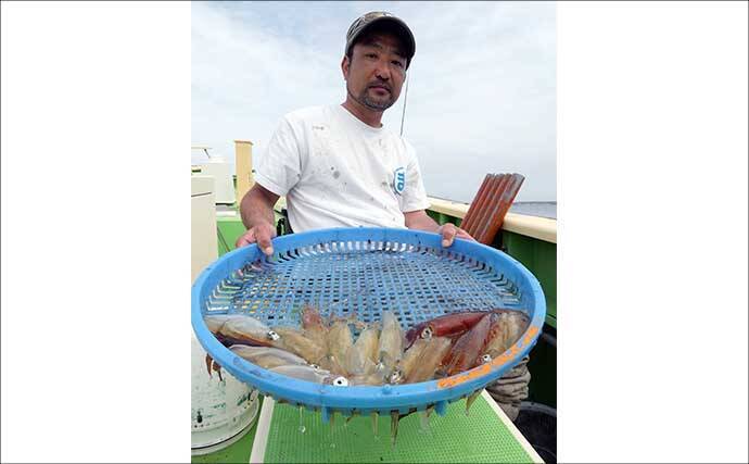 相模湾マルイカ釣りで本命トップ17尾【まごうの丸・神奈川】ムギ・ヤリイカ交じる