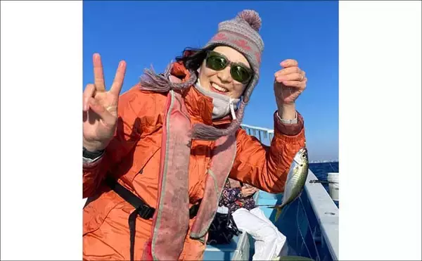 「関東エリアの【船釣り特選釣果】東京湾ルアー五目便で70cm超え良型シーバス炸裂！青物・アジも好調」の画像