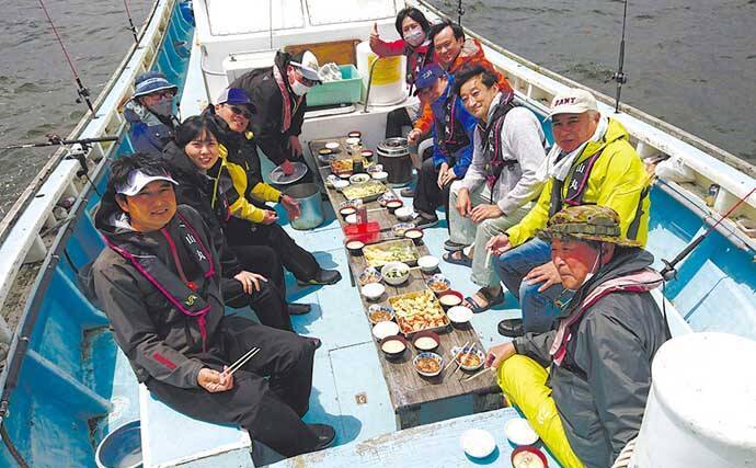 関東エリアの【船釣り特選釣果】東京湾ルアー五目便で70cm超え良型シーバス炸裂！青物・アジも好調