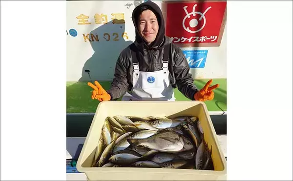 「関東エリアの【船釣り特選釣果】東京湾ルアー五目便で70cm超え良型シーバス炸裂！青物・アジも好調」の画像