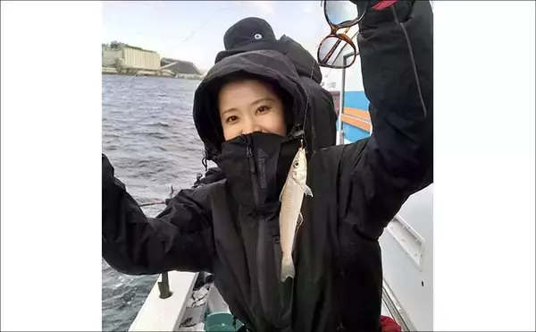 「関東エリアの【船釣り特選釣果】東京湾ルアー五目便で70cm超え良型シーバス炸裂！青物・アジも好調」の画像