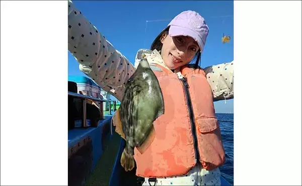 「関東エリアの【船釣り特選釣果】東京湾ルアー五目便で70cm超え良型シーバス炸裂！青物・アジも好調」の画像