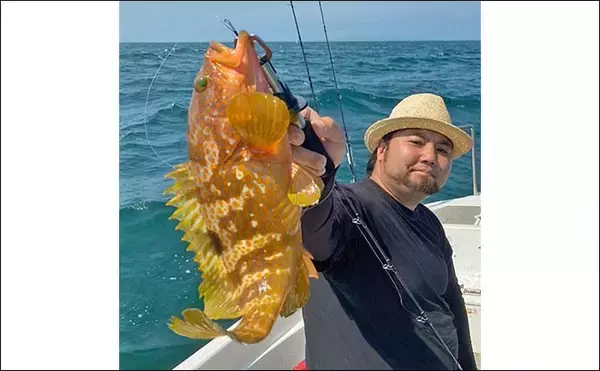 「玄界灘ジギング釣行でサワラ手中　船中ヒラマサとダブヒットも」の画像