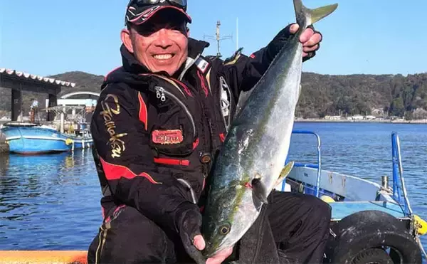 「磯フカセ釣りで46cm良型クロ手中【大分】 好ゲストに65cmブリ」の画像