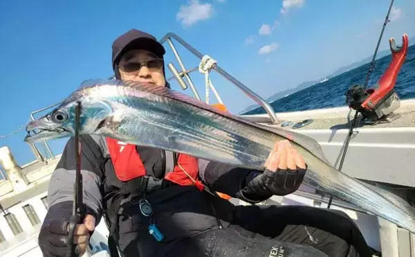 【沖釣り釣果速報】ドラゴン級降臨！大分沖のテンヤタチウオ便で指幅7本クラスを手中（大分・熊本）