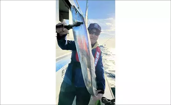「【沖釣り釣果速報】ドラゴン級降臨！大分沖のテンヤタチウオ便で指幅7本クラスを手中（大分・熊本）」の画像