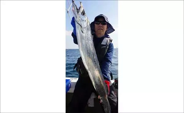 「【沖釣り釣果速報】ドラゴン級降臨！大分沖のテンヤタチウオ便で指幅7本クラスを手中（大分・熊本）」の画像