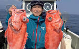 「「水深1000m超え！」超深海ジギングで高級魚『ベニアコウ』2匹をキャッチ【神奈川】」の画像1