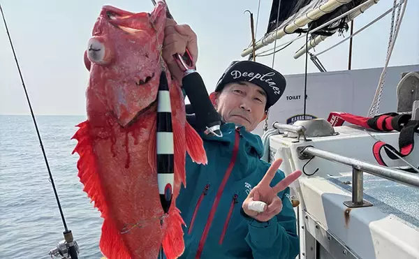「「水深1000m超え！」超深海ジギングで高級魚『ベニアコウ』2匹をキャッチ【神奈川】」の画像