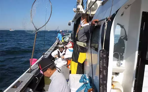 「愛知の船ヒラメ釣りで55cm肉厚ゲット　好ゲストには50cmハマチ」の画像