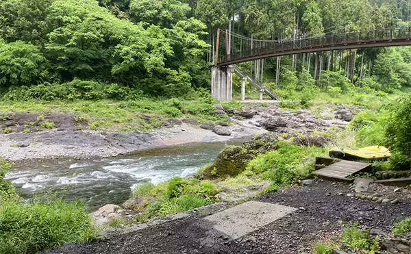 「初夏の奥多摩で渓流エサ釣り満喫【東京】26cmイワナに23cmヤマメ手中に満足」の画像