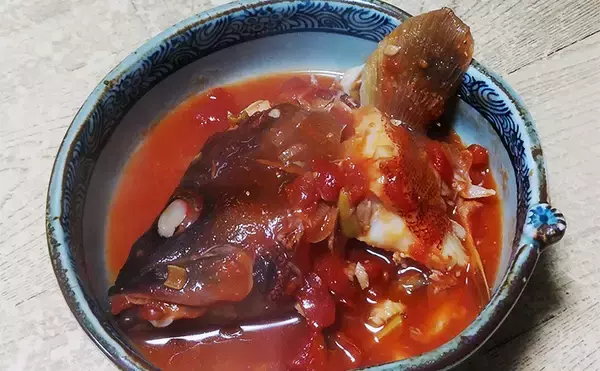 釣魚で作る「フレンチ風」レシピ：アカハタのブイヤベース　セロリがアクセント