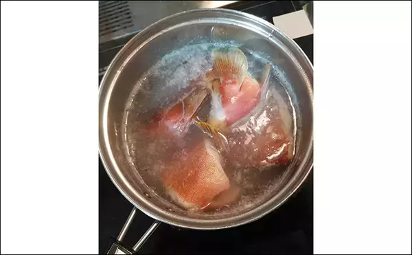 「釣魚で作る「フレンチ風」レシピ：アカハタのブイヤベース　セロリがアクセント」の画像