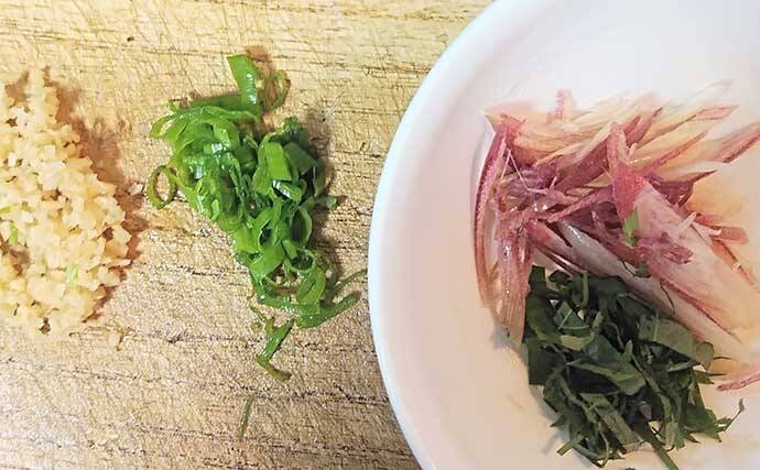 釣り人的「日本酒の肴」レシピ：クロのたたき香味野菜和え　熱燗に最適