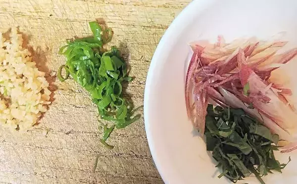 「釣り人的「日本酒の肴」レシピ：クロのたたき香味野菜和え　熱燗に最適」の画像