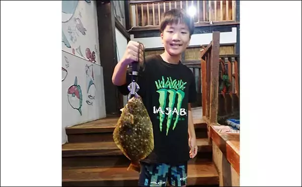 「小学生が『釣船茶屋ざうお』で居酒屋デビュー　マダイにヒラメにクルマエビをキャッチ！」の画像