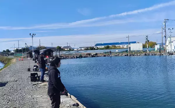 「富士山を眺めながらエリアトラウト釣行を満喫【静岡・アルクスポンド焼津】」の画像